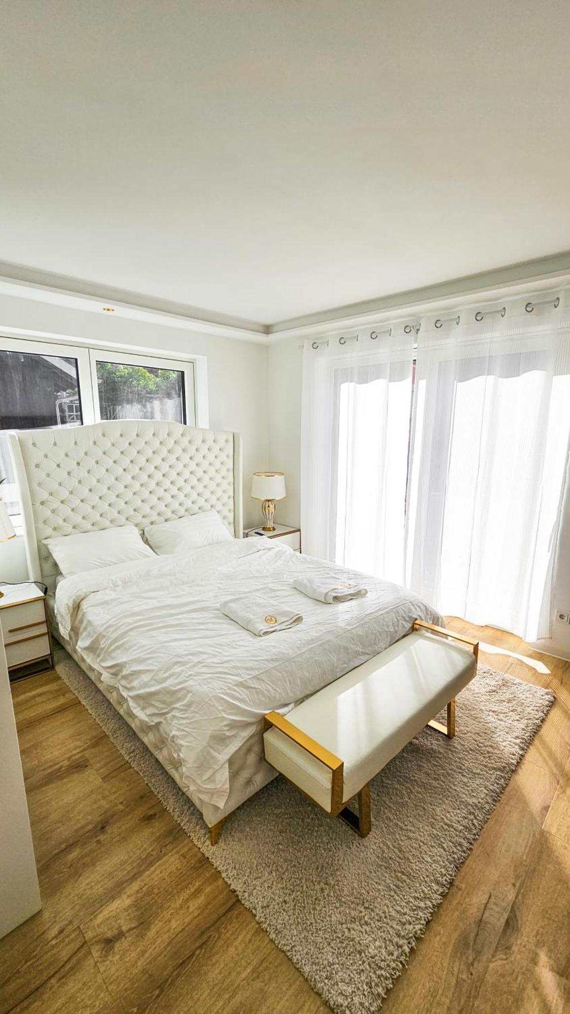 Luxus Neubau 65m2 - L * München