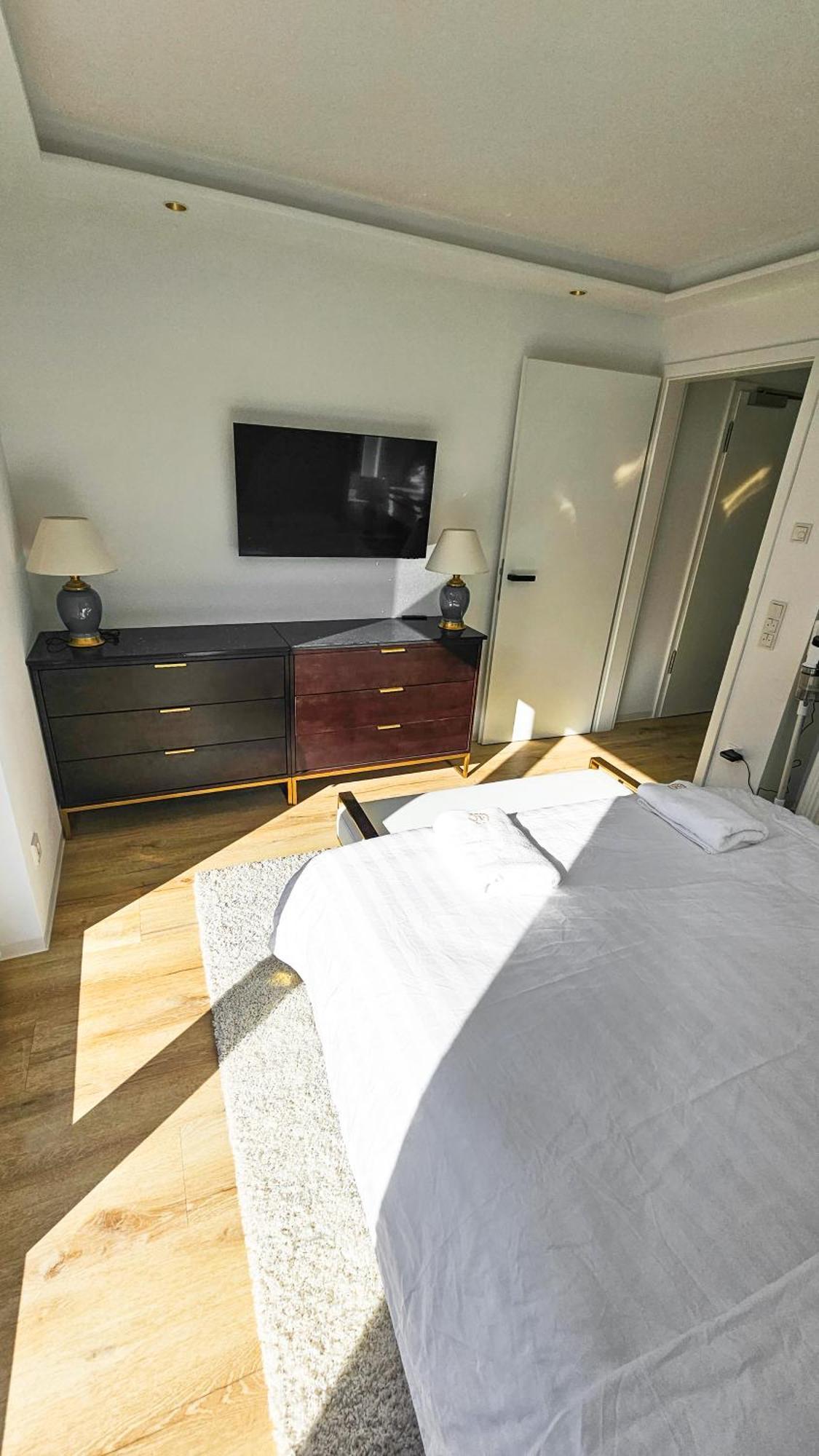 Luxus Neubau 65m2 - L * München